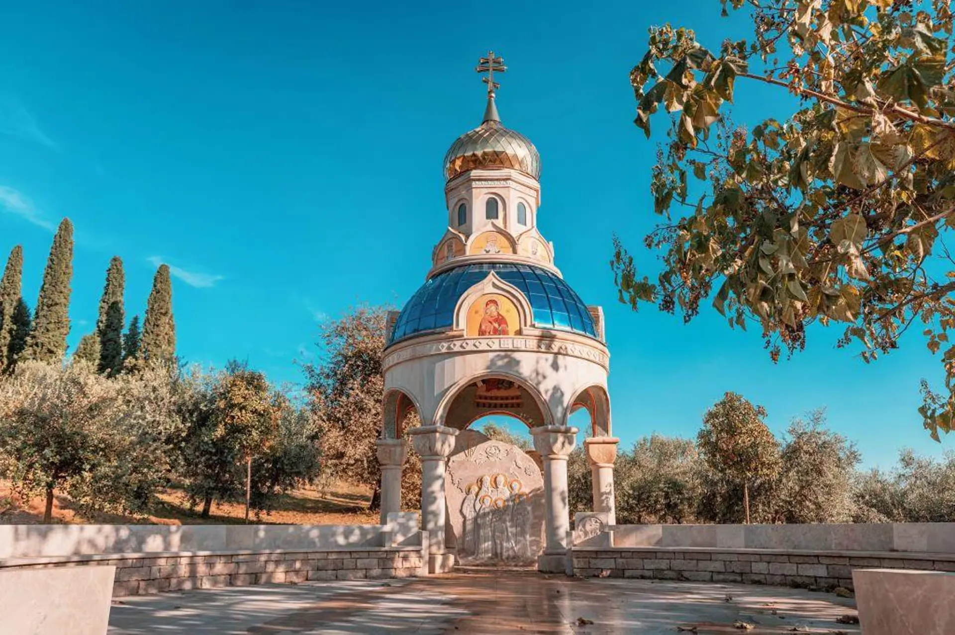Blue-domed pavilion at Dajbabe Monastery